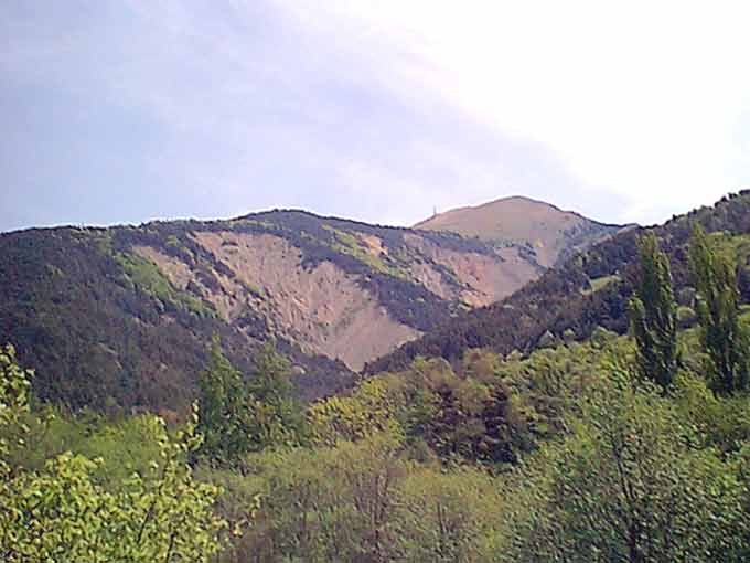 collines ravinées par la pluie